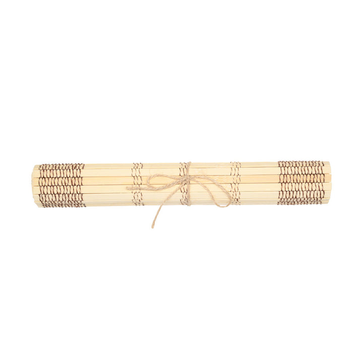 Ρολαρισμένο σουπλά bamboo 45x30cm δεμένο με σκοινί, σε φυσικό μπεζ χρώμα και λευκό φόντο.