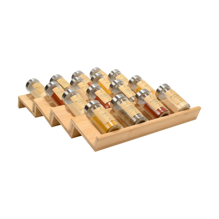 Ξύλινη βάση οργάνωσης μπαχαρικών Bamboo Essentials της Estia με τοποθετημένα γυάλινα βαζάκια, σε καθαρό λευκό φόντο.