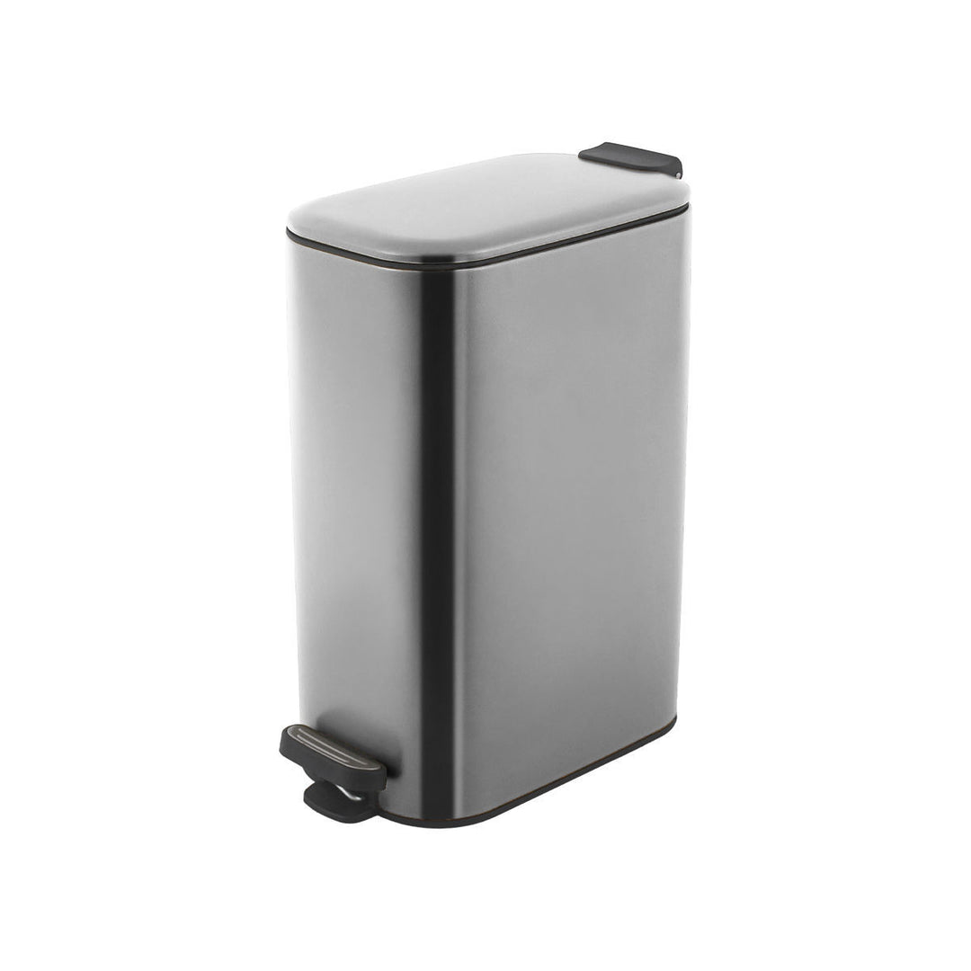 Inox slim κάδος απορριμμάτων με καπάκι soft close και ποδομοχλό, ιδανικός για μοντέρνους χώρους κουζίνας ή μπάνιου.