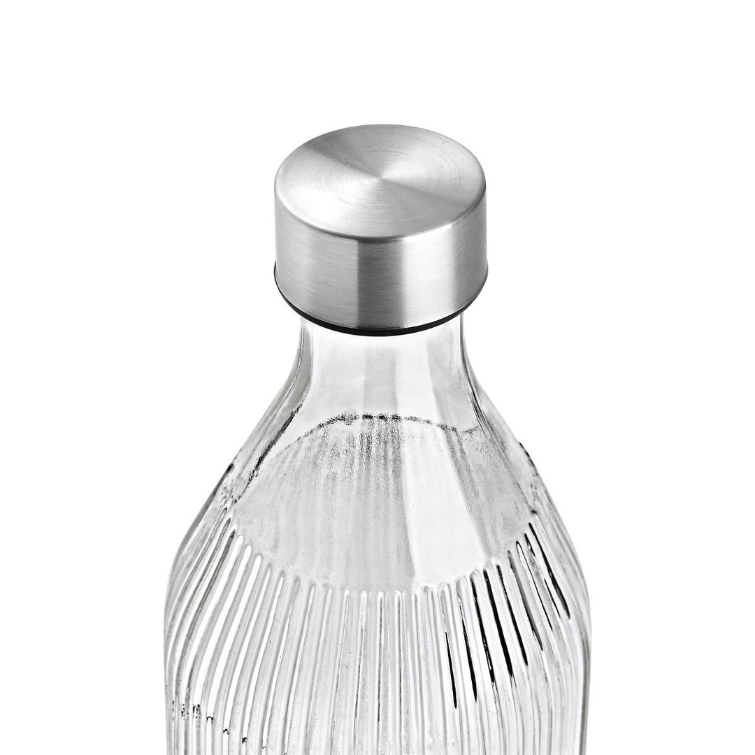 Κοντινή λήψη σε γυάλινο μπουκάλι 1000ml Homely με ανοξείδωτο καπάκι και ραβδωτή επιφάνεια.