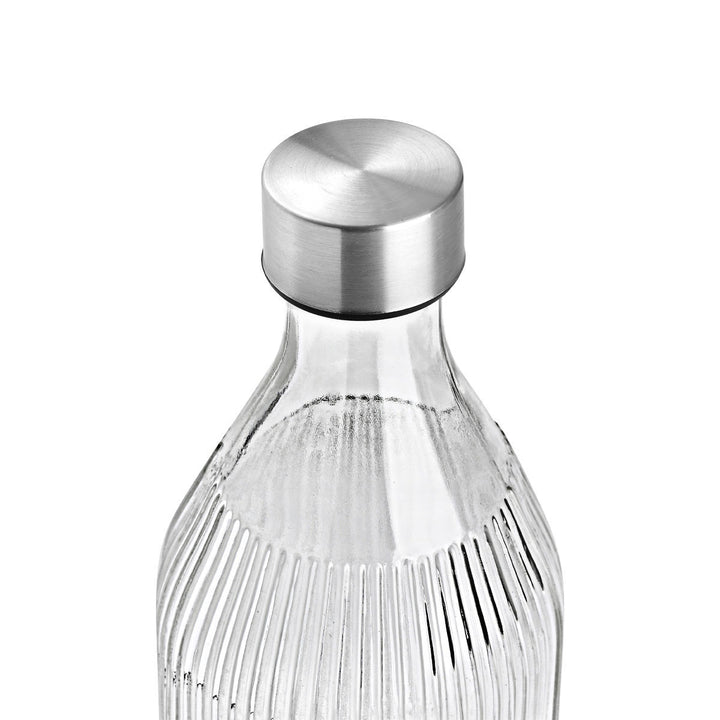 Κοντινή λήψη σε γυάλινο μπουκάλι 1000ml Homely με ανοξείδωτο καπάκι και ραβδωτή επιφάνεια.