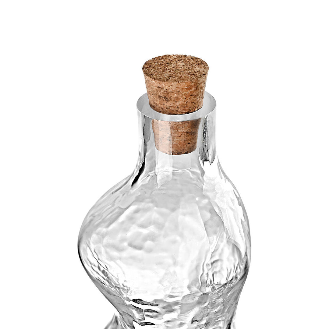 Λεπτομέρεια στο στόμιο γυάλινου μπουκαλιού Estia με φυσικό πώμα από φελλό και ιδιαίτερη υφή στο γυαλί.