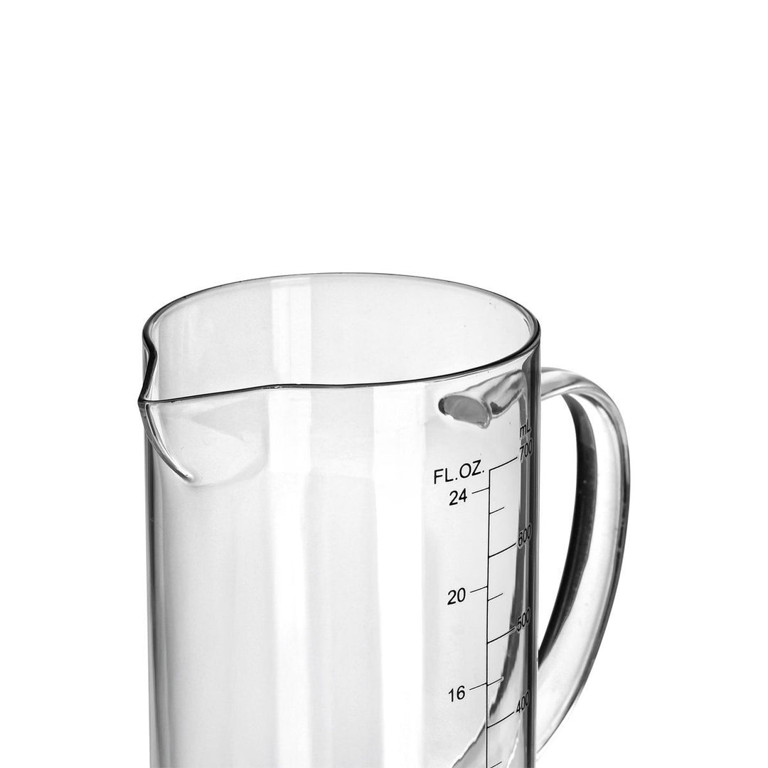 Λεπτομέρεια γυάλινης κανάτας μέτρησης 750ml με εργονομικό χείλος pour και τυπωμένη κλίμακα ml και fl oz, σε καθαρό λευκό φόντο, ιδανική για καθημερινή χρήση στην κουζίνα.