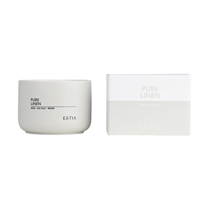 Λευκό αρωματικό κερί Pure Linen Estia με συσκευασία σε minimal κουτί σε ουδέτερο φόντο.