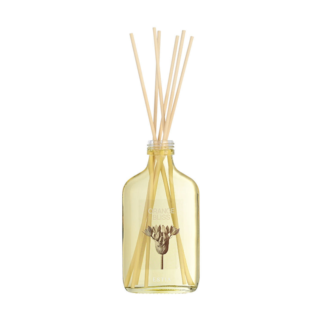 Αρωματικό χώρου Estia Orange Bliss με φυσικά στικς bamboo μέσα σε γυάλινο δοχείο με απαλή χρυσαφί απόχρωση.