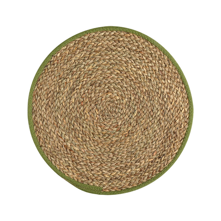 Στρογγυλό ψάθινο σουπλά Estia σε μπεζ χρώμα με πράσινη περιμετρική λεπτομέρεια και φυσική woven υφή.