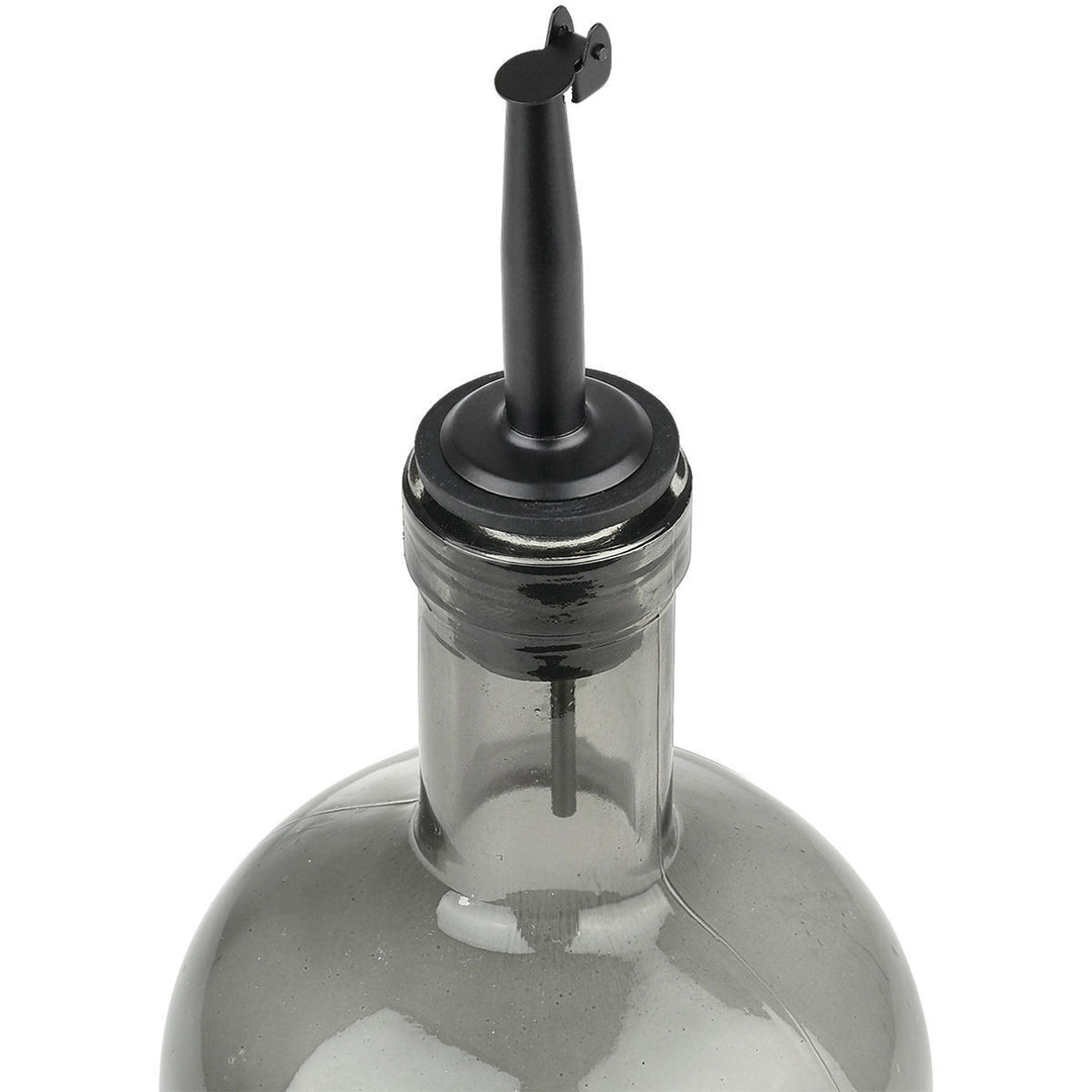 Κοντινή λήψη στόμιου pour σε γυάλινο μπουκάλι Estia Nebula με καπάκι ασφαλείας και λεπτομέρεια λαιμού.