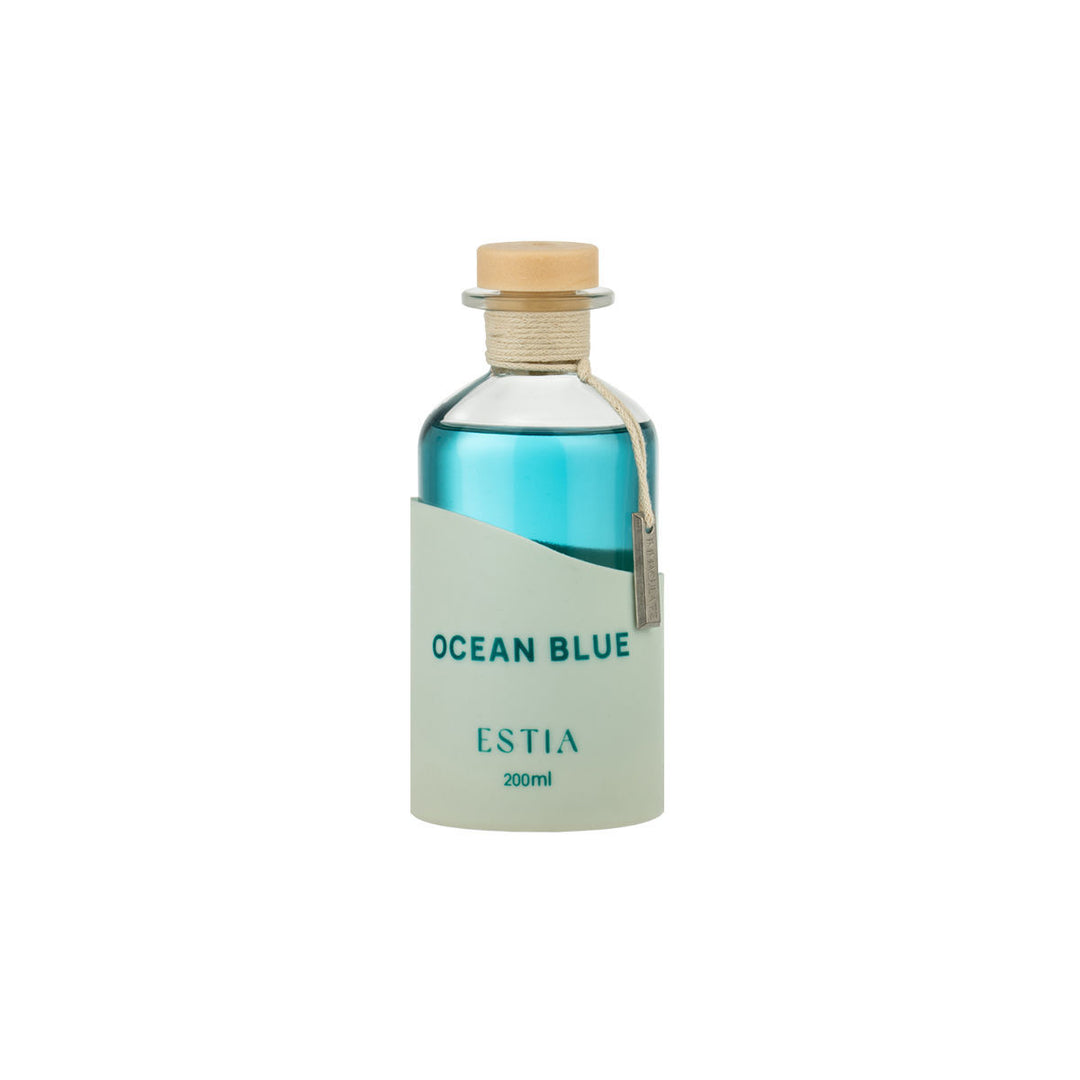 Αρωματικό χώρου Ocean Blue της Estia με κομψό γυάλινο δοχείο και αποχρώσεις που θυμίζουν θάλασσα και φρεσκάδα.