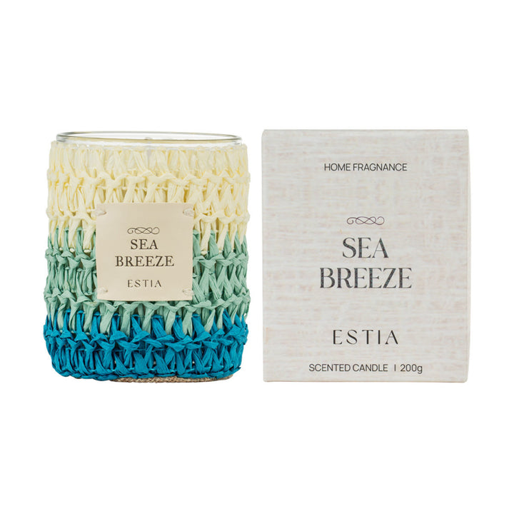 Αρωματικό κερί Sea Breeze της Estia σε γυάλινο δοχείο με πλεκτή διακοσμητική επένδυση σε εκρού, μέντα και μπλε αποχρώσεις.