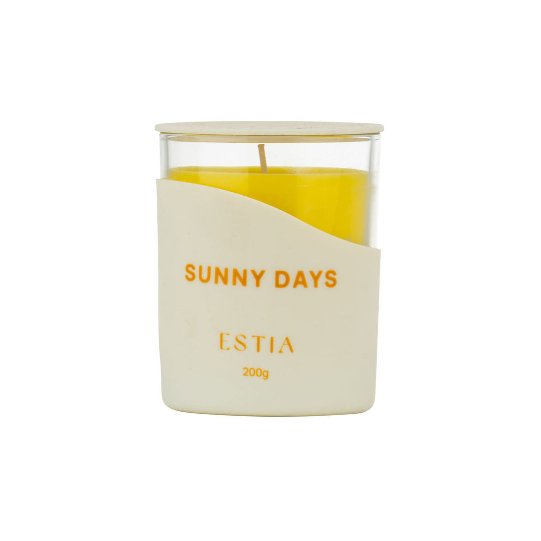 Αρωματικό κερί Sunny Days της Estia σε minimal σχεδιασμό με έντονο κίτρινο χρώμα και γυάλινο δοχείο.