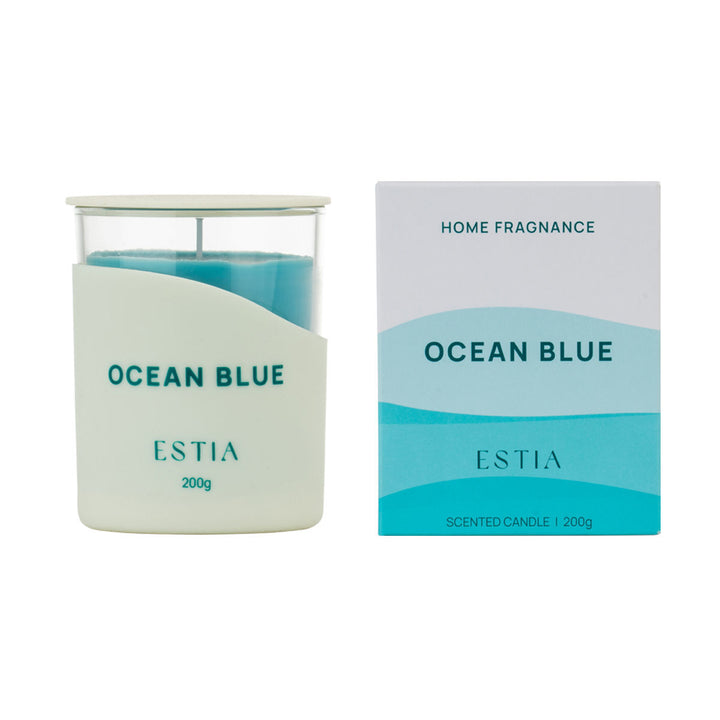 Αρωματικό κερί Ocean Blue της Estia σε γυάλινο δοχείο με γαλάζιο κερί και συσκευασία σε θαλασσινές αποχρώσεις.