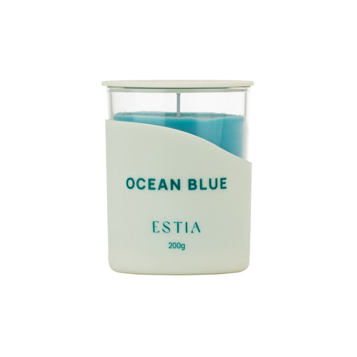 Αρωματικό κερί Ocean Blue της Estia με γαλάζιο χρώμα και minimal σχεδιασμό σε γυάλινο δοχείο.