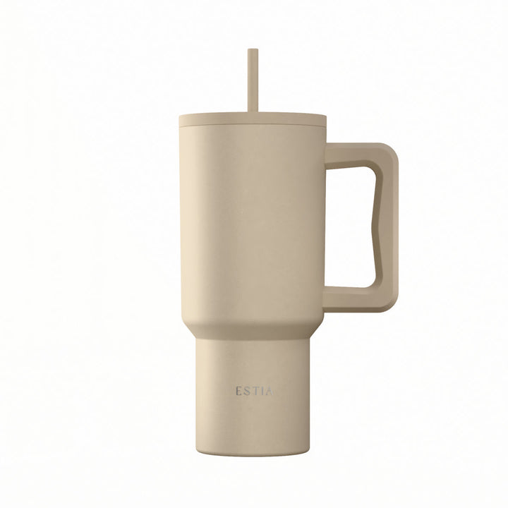 Θερμός Straw Tumbler XL Estia σε μπεζ απόχρωση με λαβή και καλαμάκι, σε λευκό φόντο.