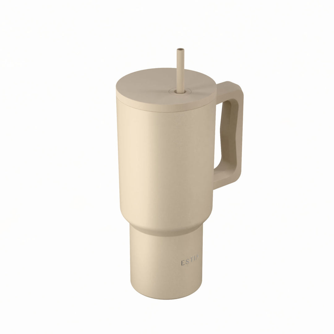 Μπεζ θερμός Straw Tumbler XL της Estia με εργονομική λαβή και επαναχρησιμοποιούμενο καλαμάκι σε λευκό φόντο.