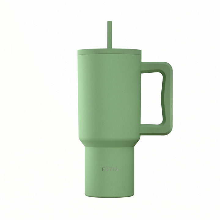 Πράσινο θερμός Straw Tumbler XL της Estia με εργονομική λαβή και καλαμάκι, σε λευκό φόντο.