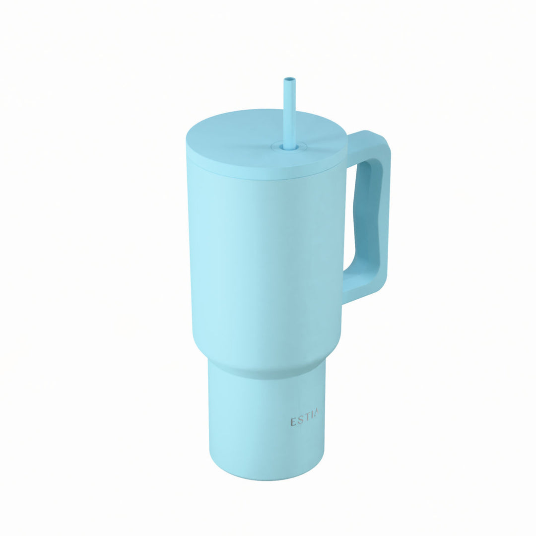 Θερμός Straw Tumbler XL σε γαλάζια απόχρωση Arctic με λαβή και επαναχρησιμοποιούμενο καλαμάκι της Estia.
