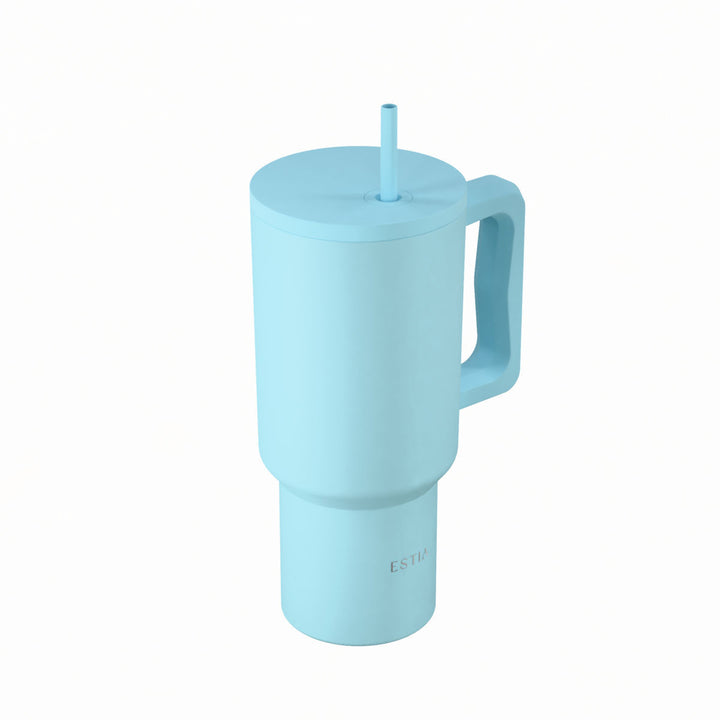 Θερμός Straw Tumbler XL σε γαλάζια απόχρωση Arctic με λαβή και επαναχρησιμοποιούμενο καλαμάκι της Estia.