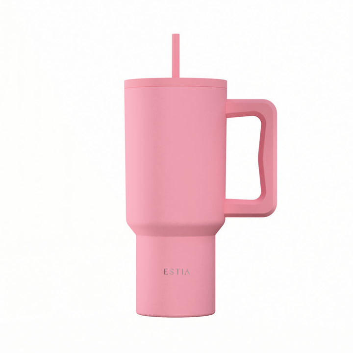 Ροζ θερμός Straw Tumbler XL της Estia με εργονομική λαβή και καλαμάκι, σε λευκό φόντο.