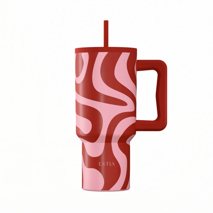 Θερμός Straw Tumbler XL Estia με σχέδιο Coral Waves σε κόκκινες και ροζ κυματιστές γραμμές και εργονομική λαβή.