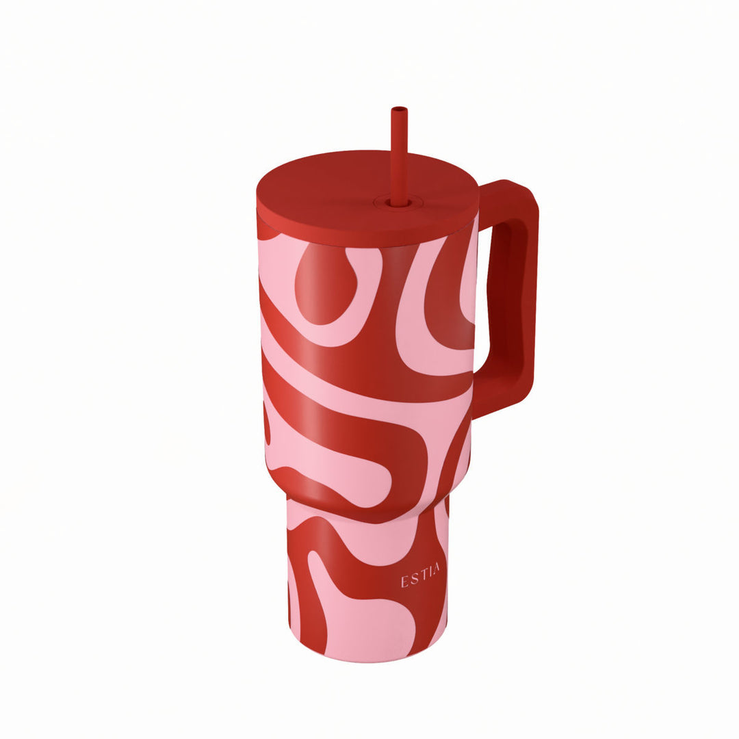 Θερμός Straw Tumbler XL Coral Waves της Estia με καλαμάκι, λαβή και μοντέρνο αφηρημένο σχέδιο σε ροζ και κόκκινες αποχρώσεις.