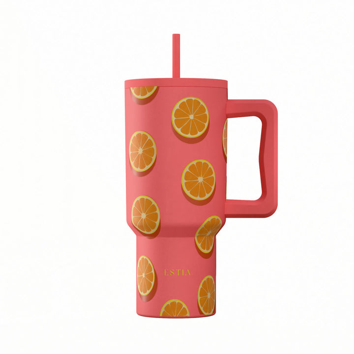 Θερμός Straw Tumbler XL Estia με σχέδιο Orange Pop σε κοραλί φόντο και διακοσμητικές φέτες πορτοκαλιού.