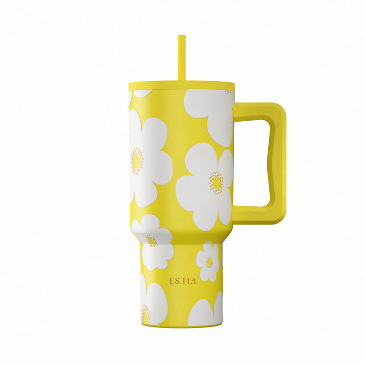 Θερμός Straw Tumbler XL Yellow Daisy της Estia σε κίτρινη απόχρωση με μεγάλα λευκά λουλούδια και καλαμάκι.