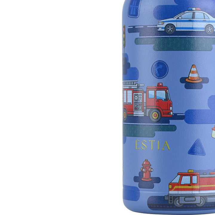 Κοντινή λήψη του παιδικού θερμός Estia Wonder Bottle City Heroes με σχέδιο πυροσβεστικού, περιπολικού και διακοσμητικών στοιχείων.
