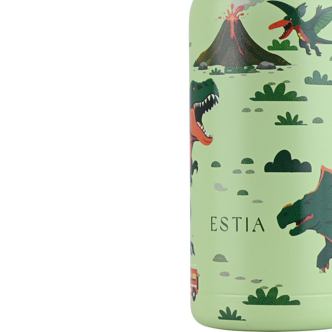 Κοντινή λήψη του παιδικού θερμός Estia Wonder Bottle Dino Explorer με σχέδιο δεινόσαυρους, ηφαίστειο και προϊστορικό τοπίο.