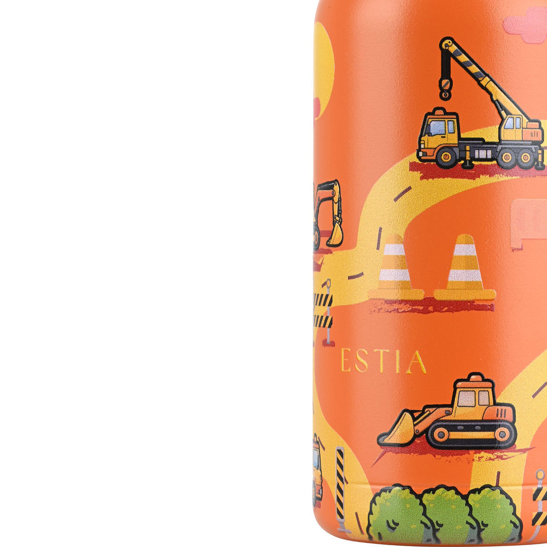 Κοντινή λήψη του παιδικού θερμός Estia Wonder Bottle The Big Build με σχέδιο εκσκαφέων, γερανών και εργοταξιακών οχημάτων.