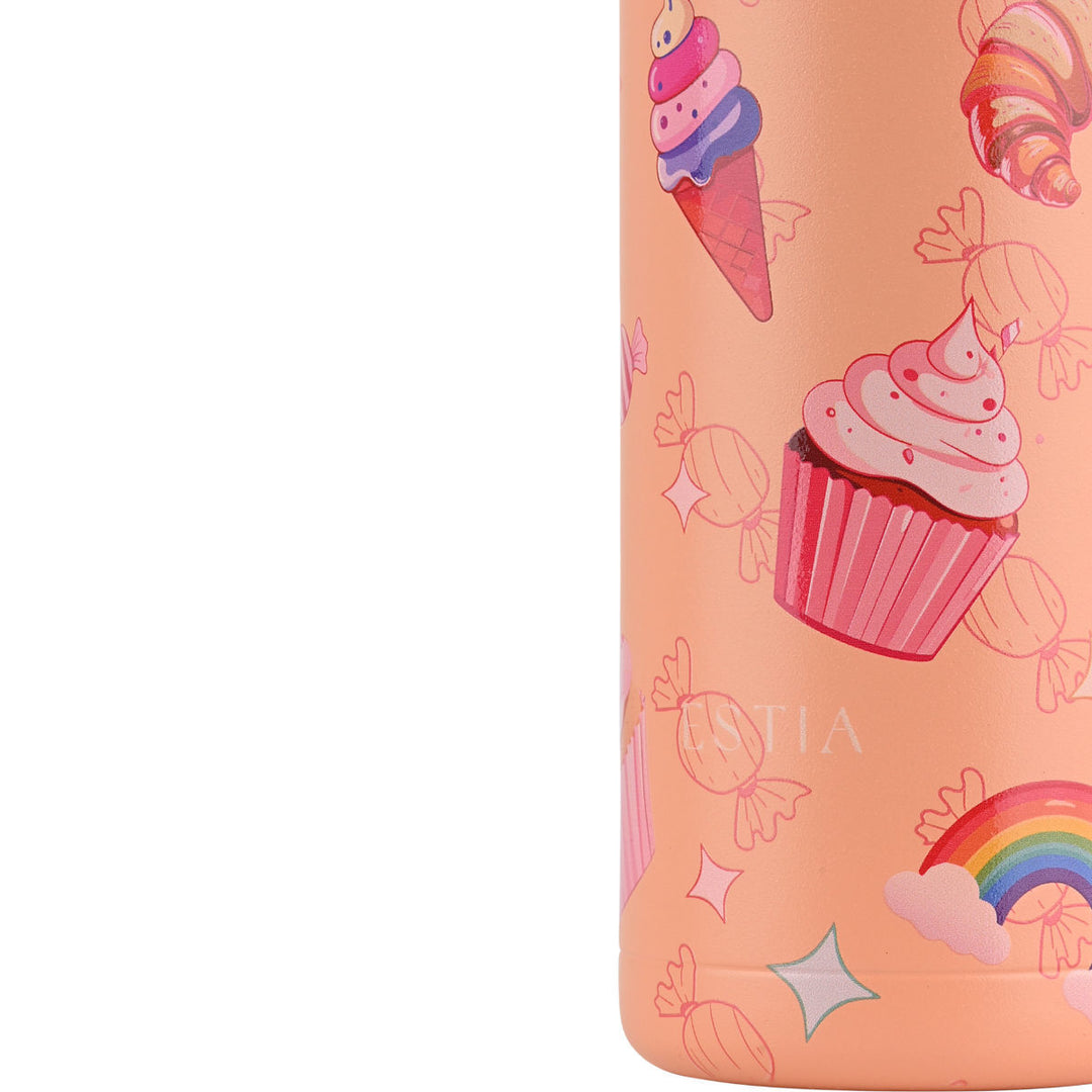 Κοντινή λήψη του παιδικού θερμός Estia Wonder Bottle Candy Sky που αναδεικνύει το σχέδιο με cupcake, παγωτό, σύννεφα, καραμέλες και ουράνιο τόξο.