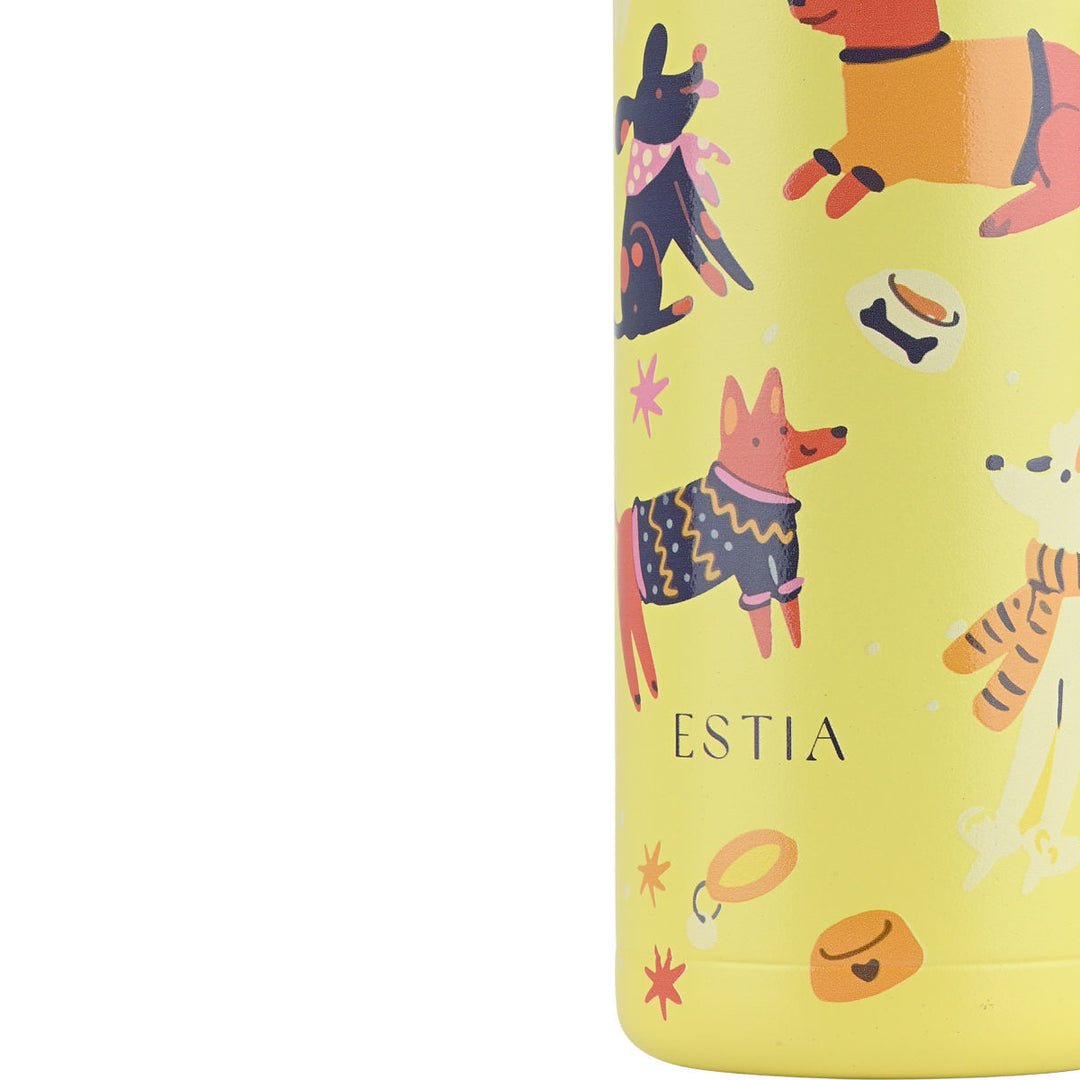 Κοντινή λήψη του παιδικού θερμός Estia Wonder Bottle Pet Party που αναδεικνύει το σχέδιο με σκυλάκια, γατάκια και παιχνιδάκια κατοικιδίων.