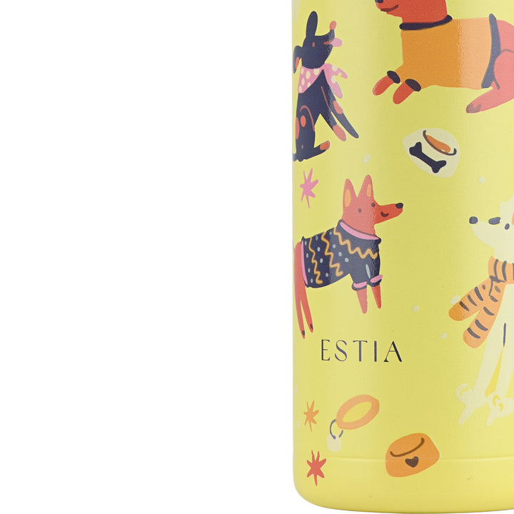 Κοντινή λήψη του παιδικού θερμός Estia Wonder Bottle Pet Party που αναδεικνύει το σχέδιο με σκυλάκια, γατάκια και παιχνιδάκια κατοικιδίων.