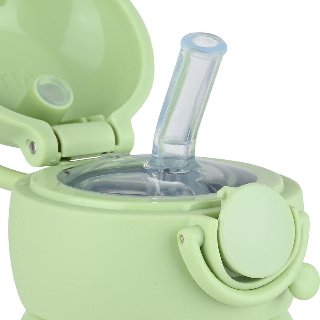 Ανοιχτό καπάκι του παιδικού θερμός Estia Wonder Bottle 500ml Dino Explorer με εύκαμπτο καλαμάκι σιλικόνης και 100% στεγανό σύστημα κλικ ασφαλείας.