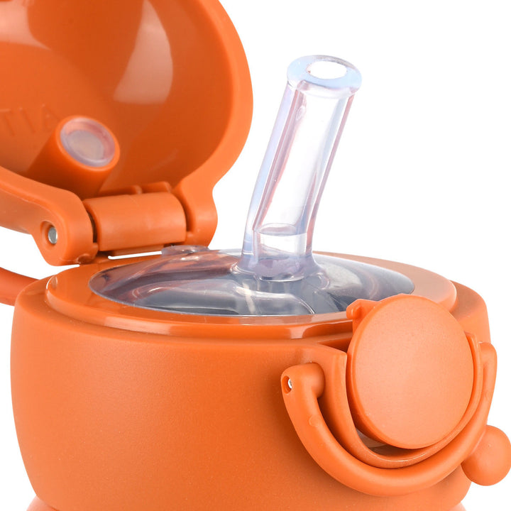 Ανοιχτό καπάκι του παιδικού θερμός Estia Wonder Bottle 500ml The Big Build με εύκαμπτο καλαμάκι σιλικόνης και 100% στεγανό σύστημα κλικ ασφαλείας.