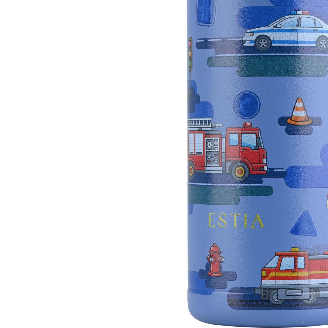 Κοντινή λήψη του παιδικού θερμός Estia Wonder Bottle City Heroes που αναδεικνύει το σχέδιο με πυροσβεστικό όχημα, αστυνομικό αυτοκίνητο και κώνο σήμανσης.