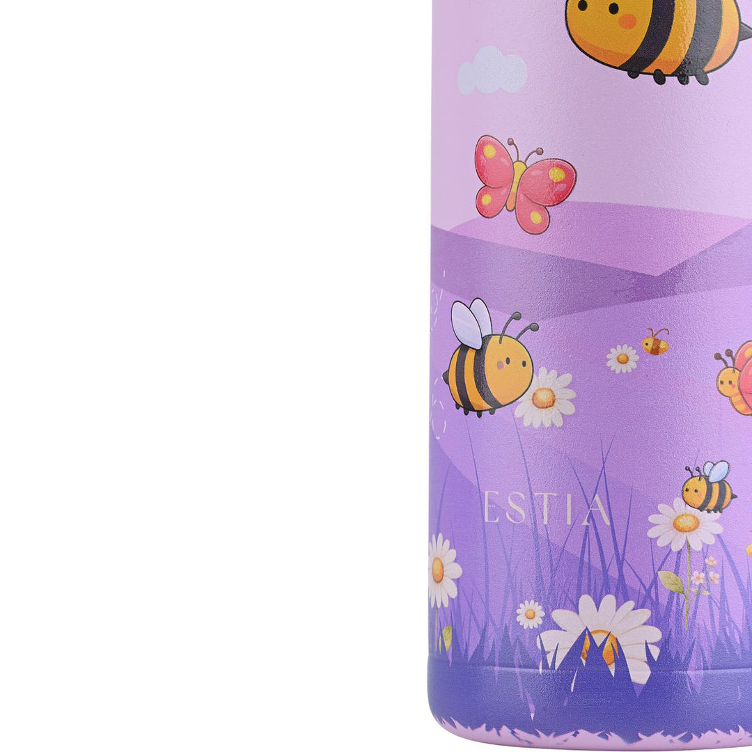 Κοντινή λήψη του παιδικού θερμός Estia Wonder Bottle Garden Friends που αναδεικνύει τις μέλισσες, την πεταλούδα και τα λουλούδια του σχεδίου.