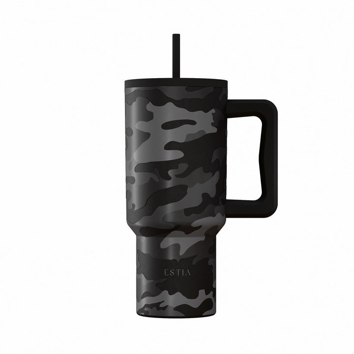 Θερμός Straw Tumbler XL Estia Save The Aegean με σχέδιο παραλλαγής Dark Camo, λαβή μεταφοράς και επαναχρησιμοποιούμενο καλαμάκι.