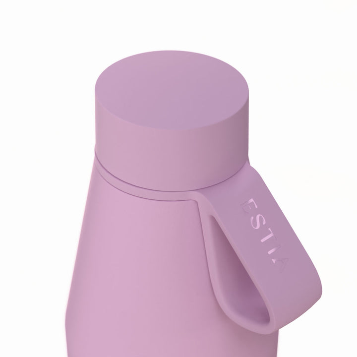 Κοντινή λήψη της βάσης του μωβ θερμός Flow 500ml της Estia με διακριτικό λογότυπο και πληροφορίες κατασκευής.