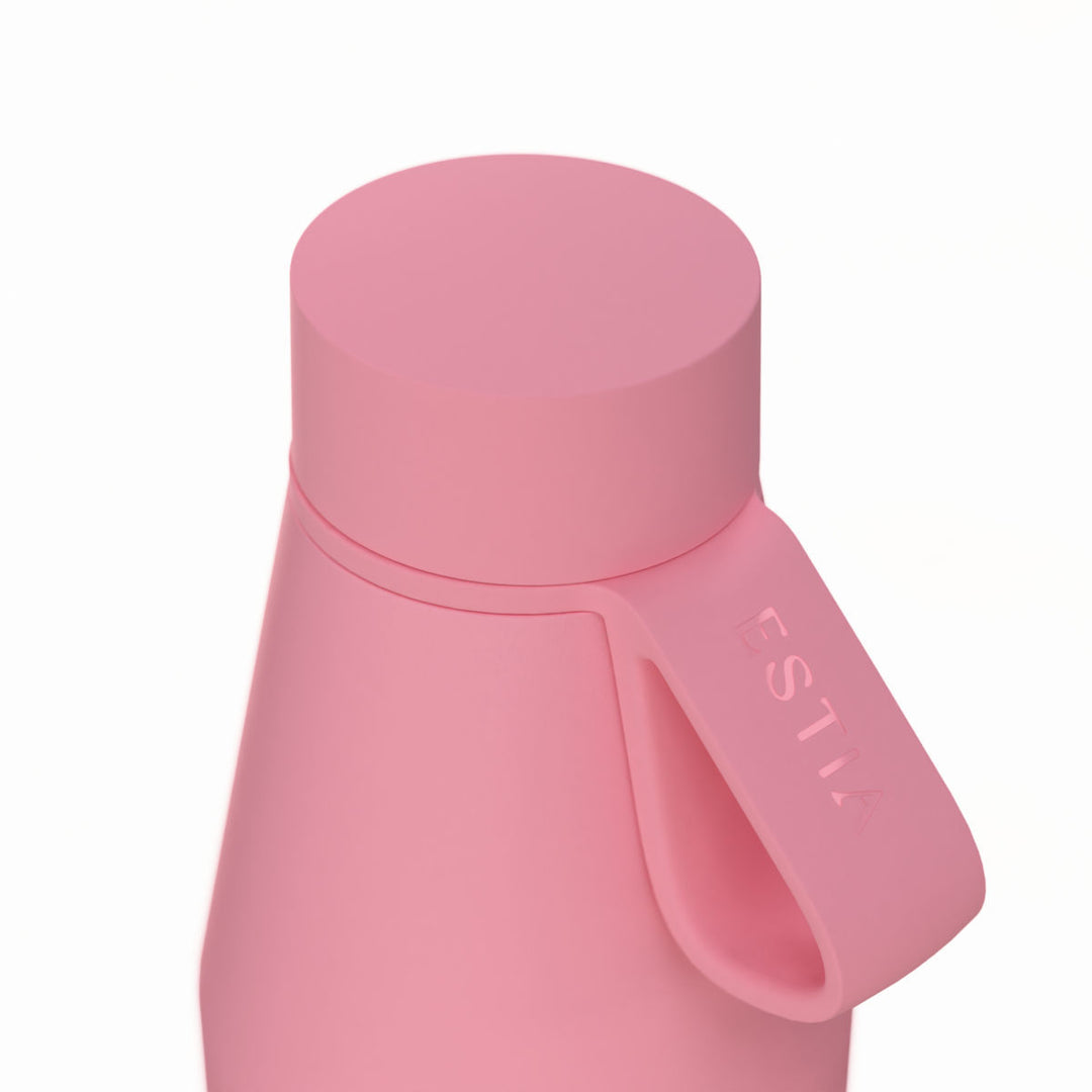 Κοντινή λήψη της βάσης του ροζ θερμός Flow 500ml της Estia με διακριτικό λογότυπο και πληροφορίες κατασκευής.