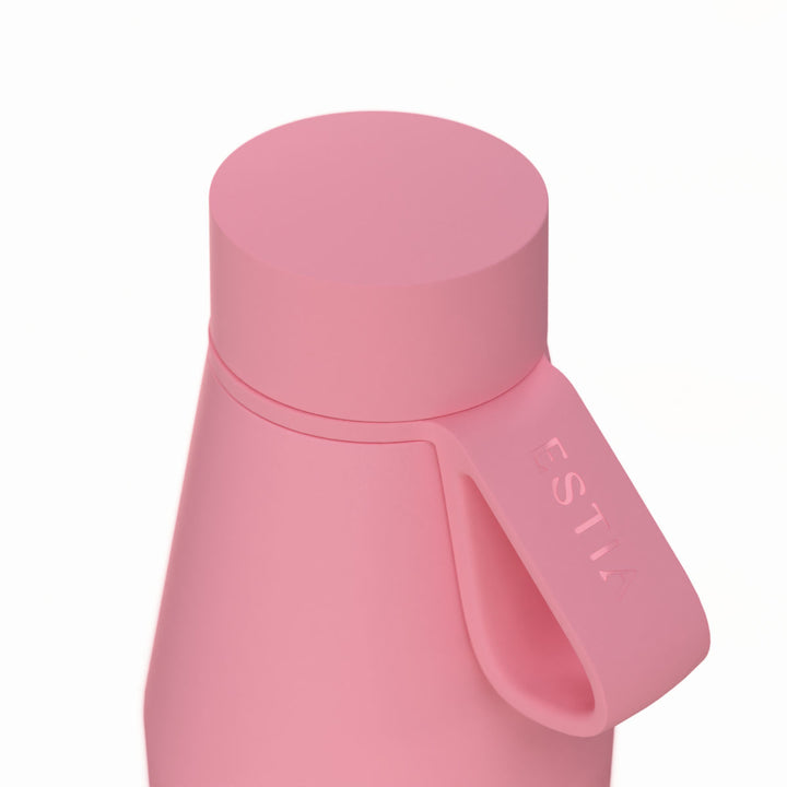 Κοντινή λήψη της βάσης του ροζ θερμός Flow 500ml της Estia με διακριτικό λογότυπο και πληροφορίες κατασκευής.
