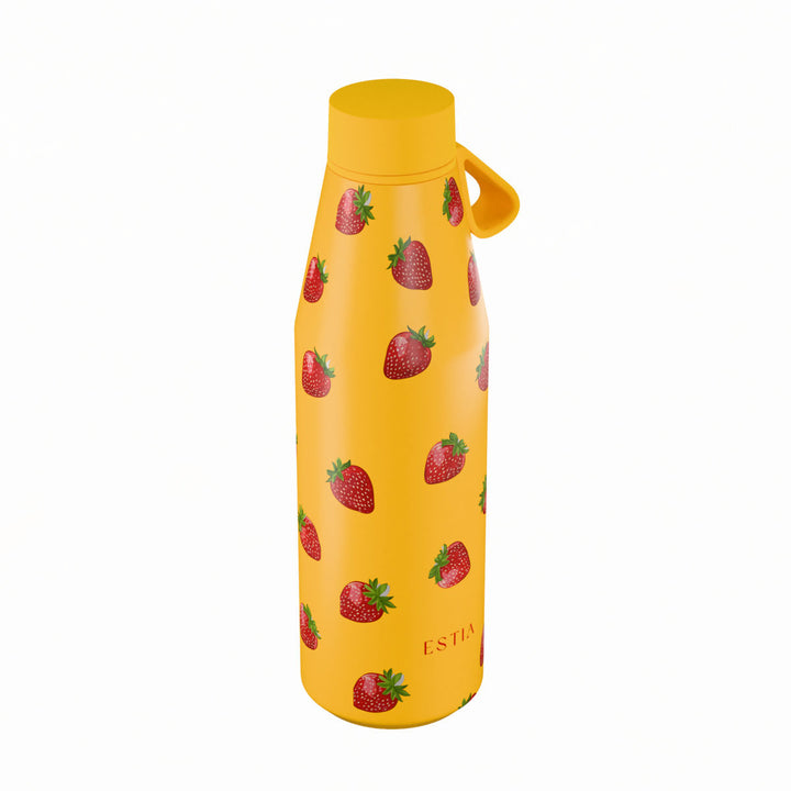 Πλάγια όψη θερμός Estia Flow Save The Aegean 500ml Berry Bright με σχέδιο από κόκκινες φράουλες σε κίτρινο φόντο και λουράκι σιλικόνης.