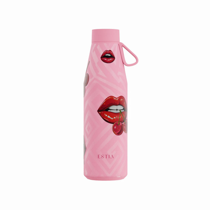 Θερμός Estia Flow Save The Aegean 500ml Blush Pop σε ροζ χρώμα με σχέδια από κόκκινα χείλη και κεράσια, ροζ καπάκι και λουράκι σιλικόνης.