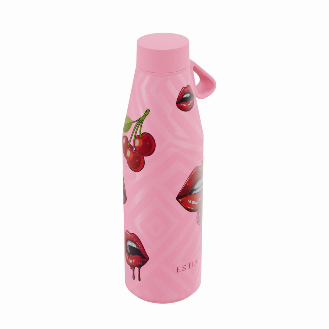 Πλάγια όψη θερμός Estia Flow Save The Aegean 500ml Blush Pop με ροζ φόντο, σχέδια από κόκκινα χείλη και κεράσια.