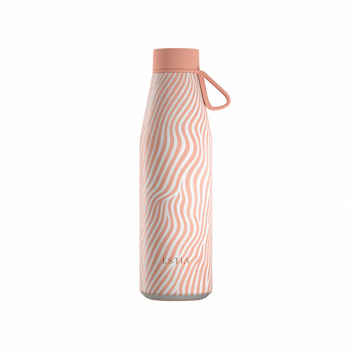 Θερμός Estia Flow Save The Aegean 500ml Soft Ripple σε απαλό σομόν χρώμα με λευκές κυματιστές γραμμές, σομόν καπάκι και λουράκι σιλικόνης.