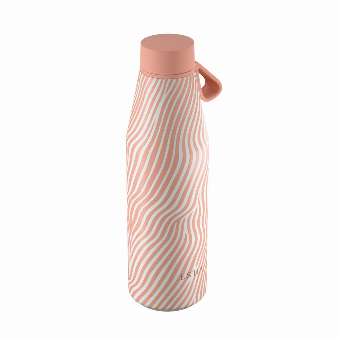 Πλάγια όψη θερμός Estia Flow Save The Aegean 500ml Soft Ripple με κυματιστό σχέδιο σε σομόν και λευκές αποχρώσεις και λουράκι σιλικόνης.