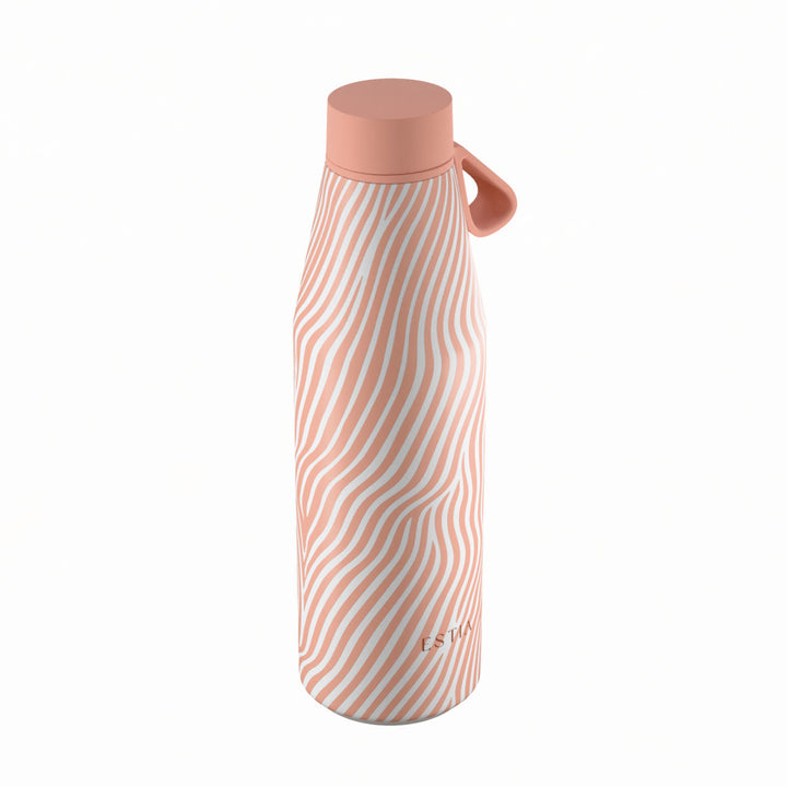 Πλάγια όψη θερμός Estia Flow Save The Aegean 500ml Soft Ripple με κυματιστό σχέδιο σε σομόν και λευκές αποχρώσεις και λουράκι σιλικόνης.