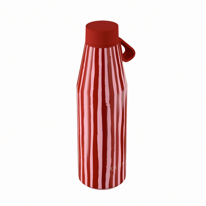 Πλάγια όψη θερμός Estia Flow Save The Aegean 500ml Viva Stripe με κάθετο ριγέ σχέδιο σε κόκκινες και ροζ αποχρώσεις, κόκκινο καπάκι και λουράκι σιλικόνης.