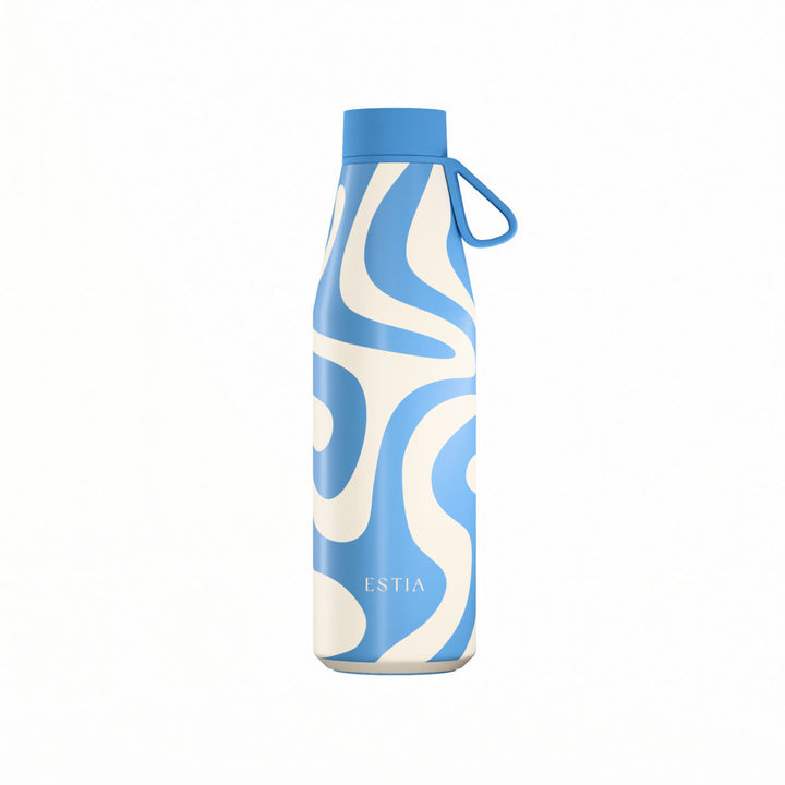 Θερμός Estia Flow Save The Aegean 500ml Ocean Waves με μοντέρνο αφηρημένο σχέδιο σε μπλε και εκρού αποχρώσεις, μπλε καπάκι και λουράκι σιλικόνης.
