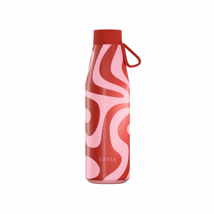 Θερμός Estia Flow Save The Aegean 500ml Coral Waves με μοντέρνο αφηρημένο σχέδιο σε κόκκινες και ροζ αποχρώσεις, κόκκινο καπάκι και λουράκι σιλικόνης.