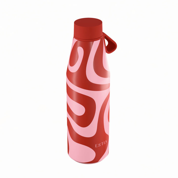 Πλάγια όψη θερμός Estia Flow Save The Aegean 500ml Coral Waves με αφηρημένο κυματιστό σχέδιο σε αποχρώσεις κόκκινου και ροζ, κόκκινο καπάκι και λουράκι σιλικόνης.